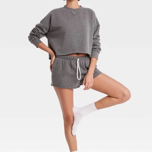 NEW Colsie Cropped Sweatshirt - Picture 2 of 3